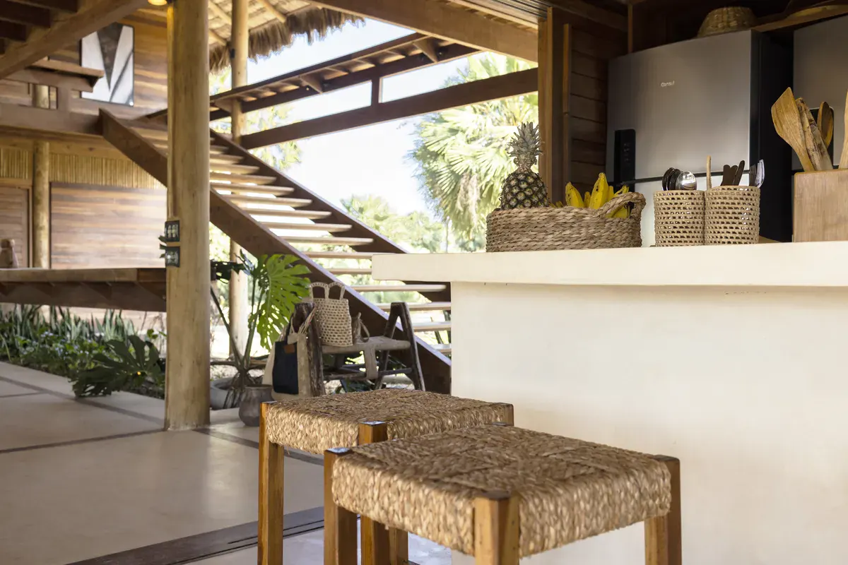 Cozinha e escada de madeira