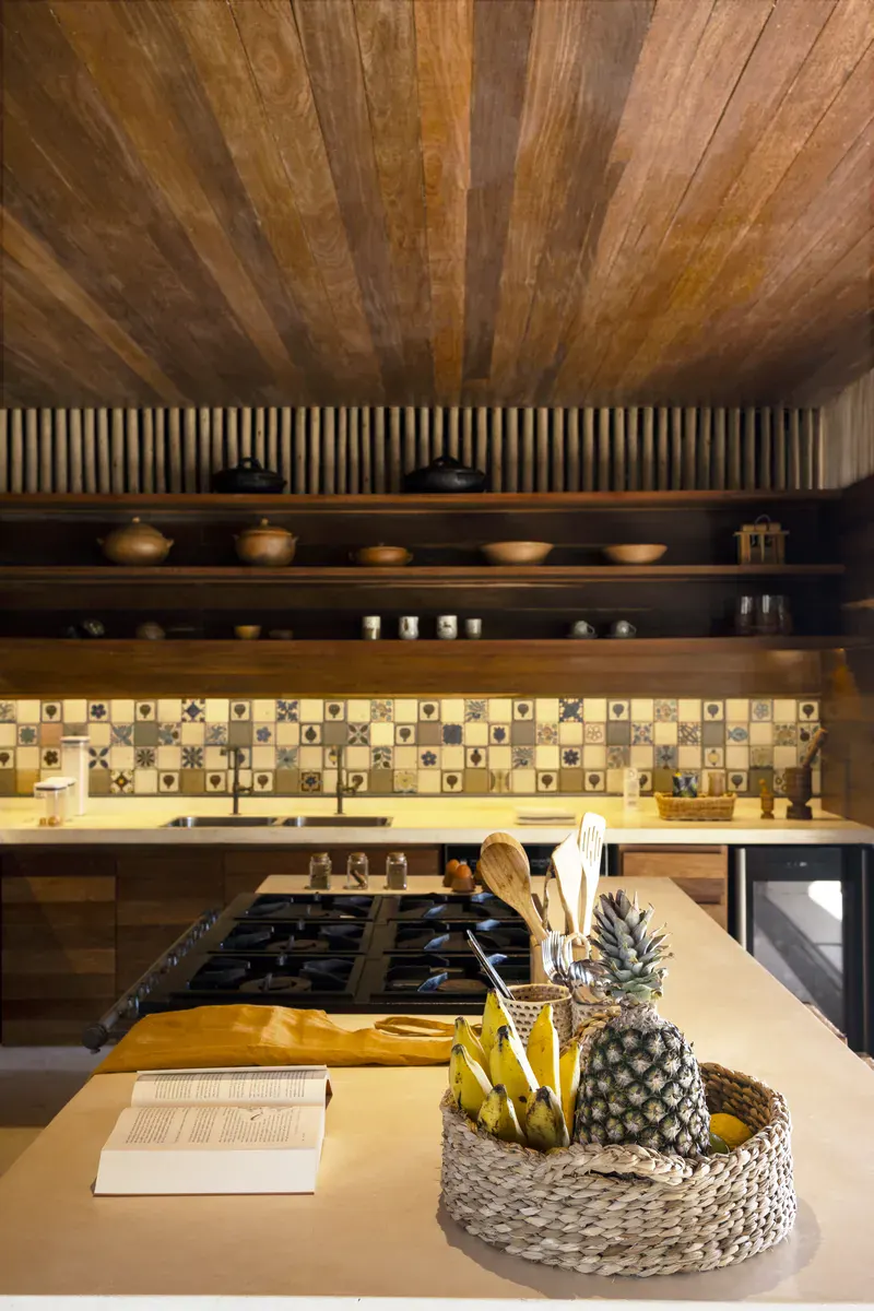 Cozinha com forro de madeira e azulejo português